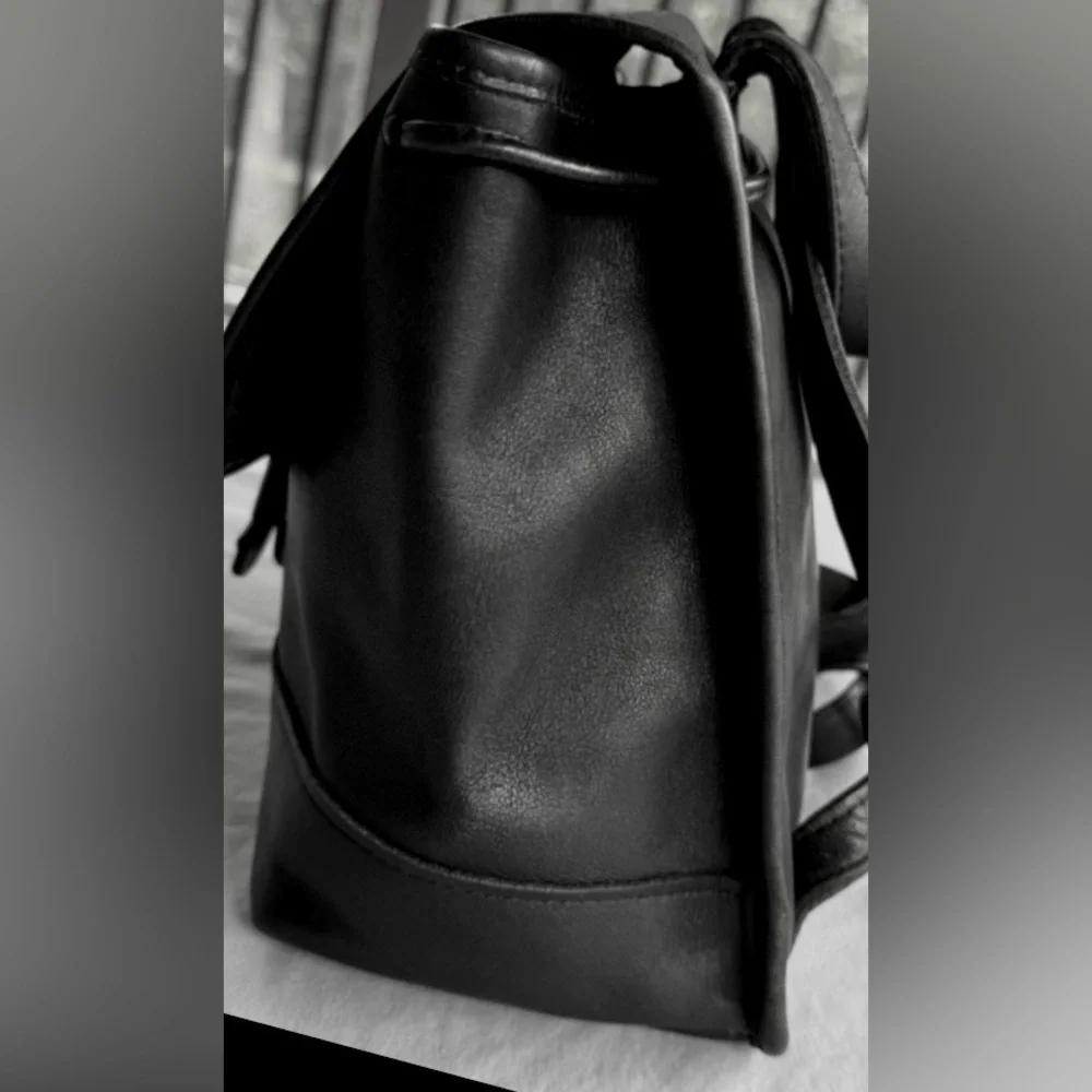 Vintage Coach Rucksack Black Leather 9960 Daypack SN# E069-9960 9.5” x 7.25”